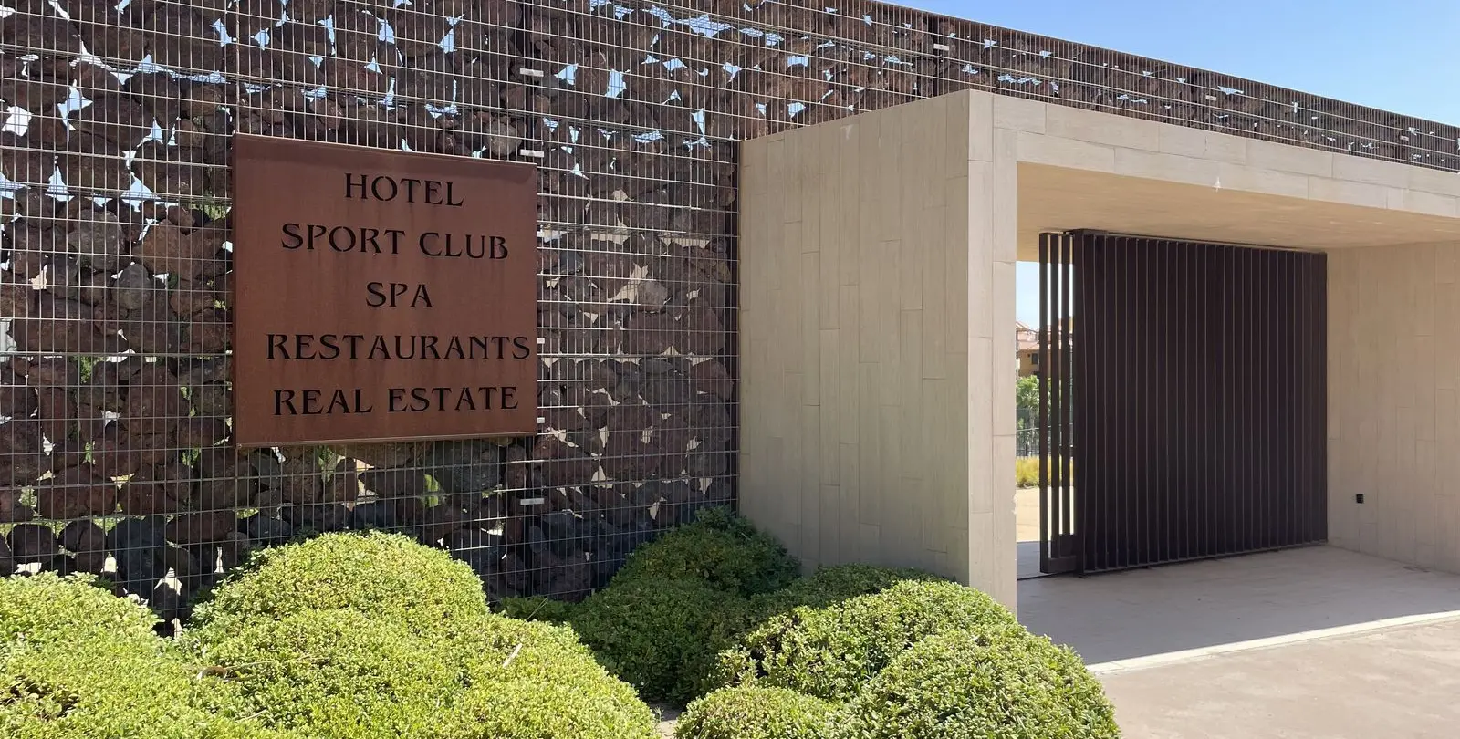 Sale of middle floor apartment in Higueron 39