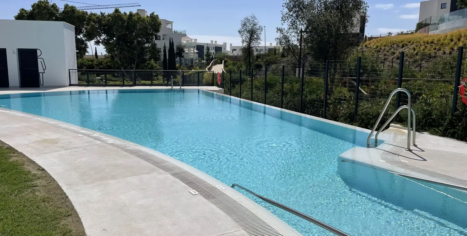 Sale of middle floor apartment in Higueron 41