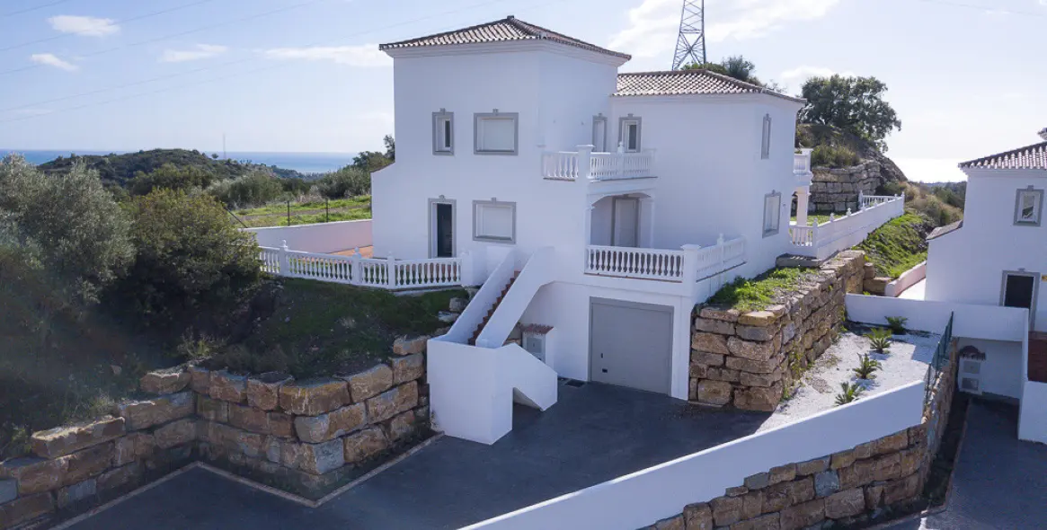 Sale of detached villa in Estepona 1