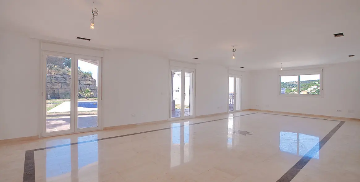 Sale of detached villa in Estepona 4