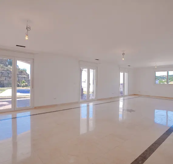 Sale of detached villa in Estepona