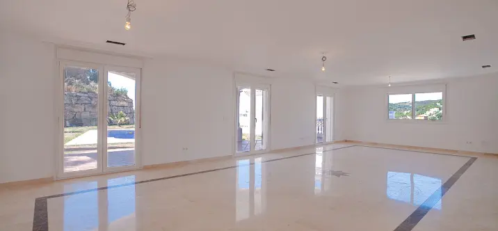 Sale of detached villa in Estepona 3