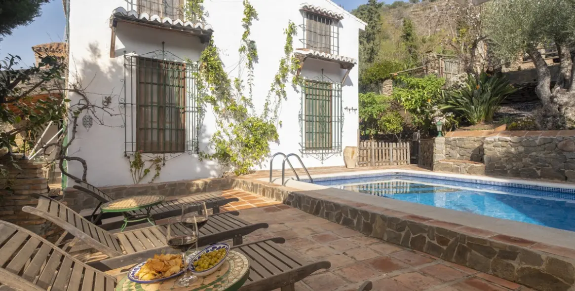 Sale of detached villa in Sayalonga 1