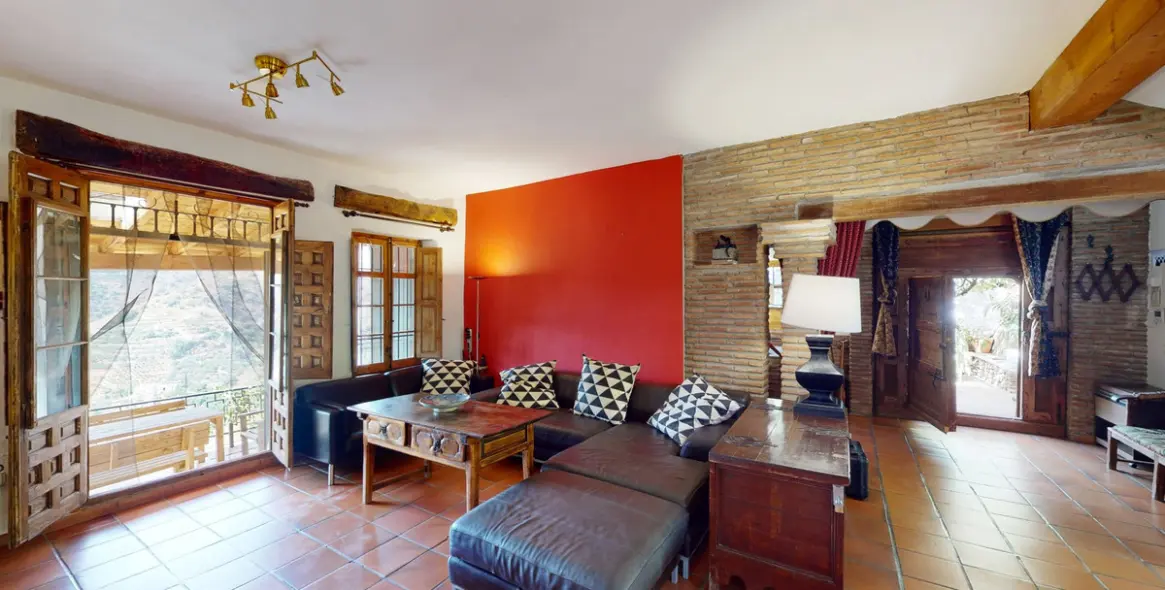 Sale of detached villa in Sayalonga 12