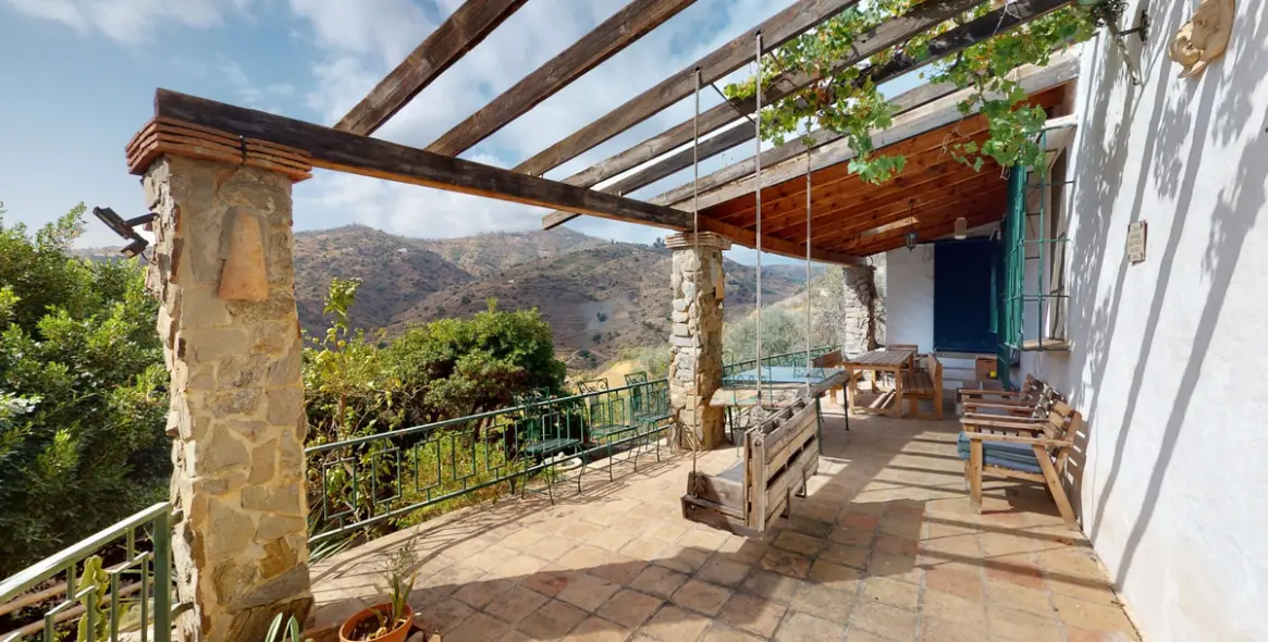 Sale of detached villa in Sayalonga 16