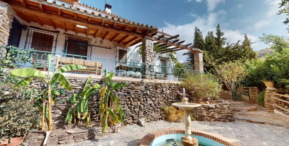 Sale of detached villa in Sayalonga 17