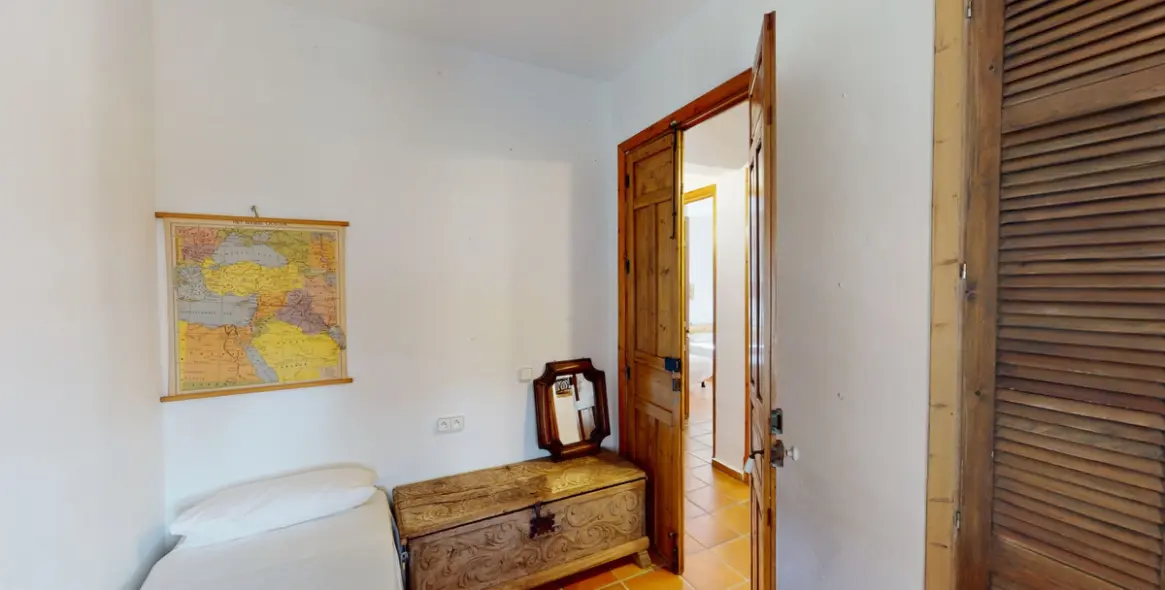 Sale of detached villa in Sayalonga 28