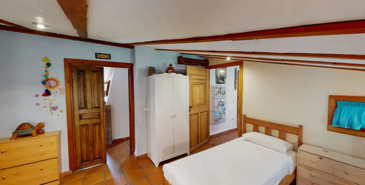 Sale of detached villa in Sayalonga 38