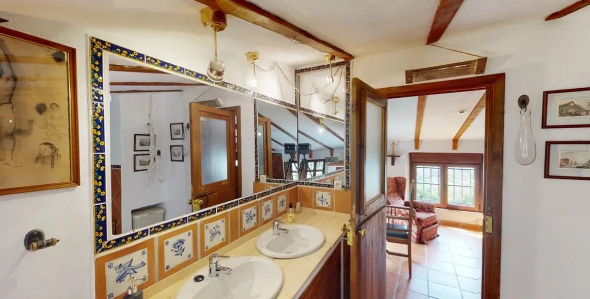 Sale of detached villa in Sayalonga 46