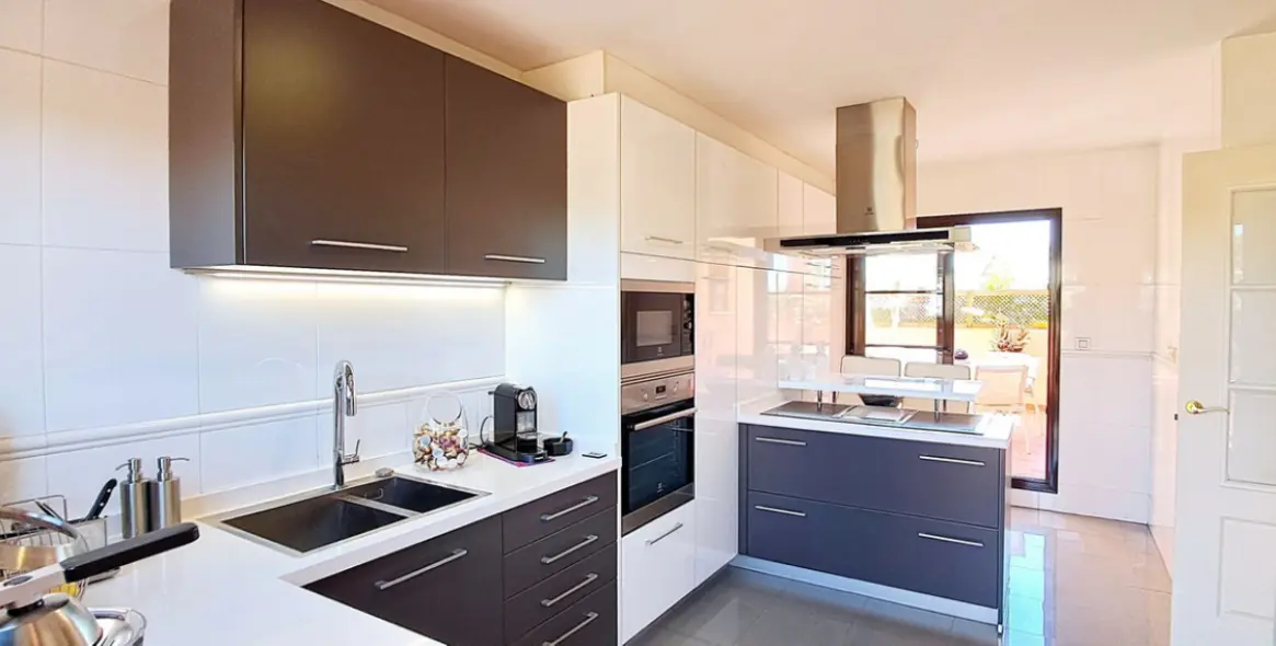 Sale of penthouse duplex in New Golden Mile 3