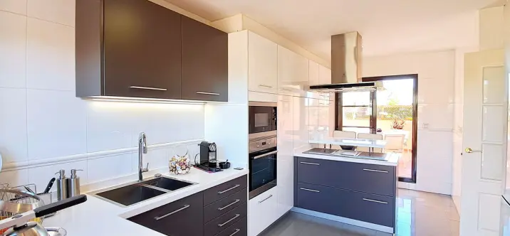 Продажа двухуровневого пентхауса в New Golden Mile 2