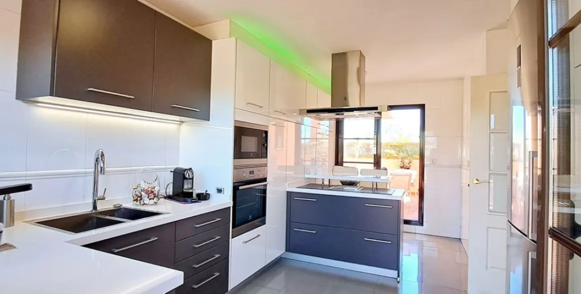 Sale of penthouse duplex in New Golden Mile 7