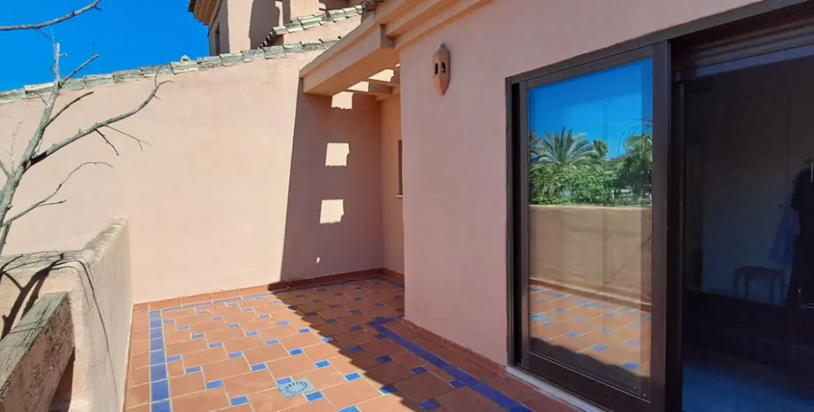 Sale of penthouse duplex in New Golden Mile 12