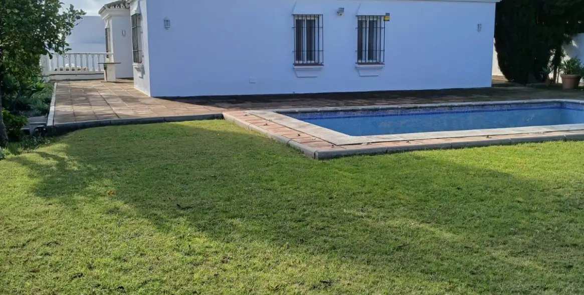 Продажа  отдельно стоящей виллы в Pueblo Nuevo de Guadiaro 2