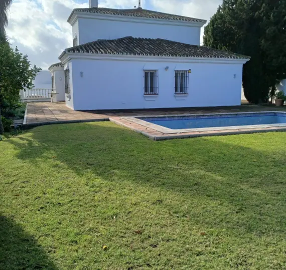 Продажа  отдельно стоящей виллы в Pueblo Nuevo de Guadiaro