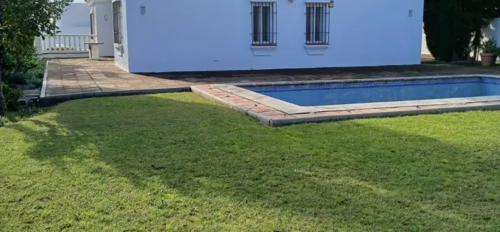 Продажа  отдельно стоящей виллы в Pueblo Nuevo de Guadiaro 1