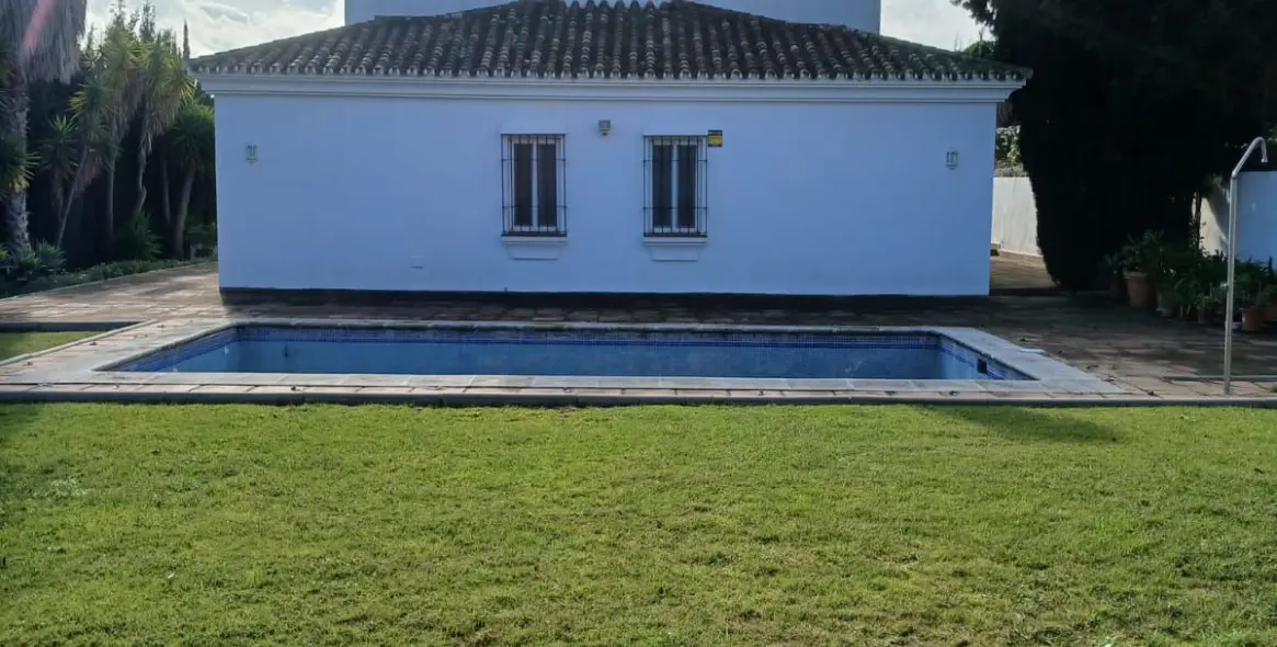 Продажа  отдельно стоящей виллы в Pueblo Nuevo de Guadiaro 9