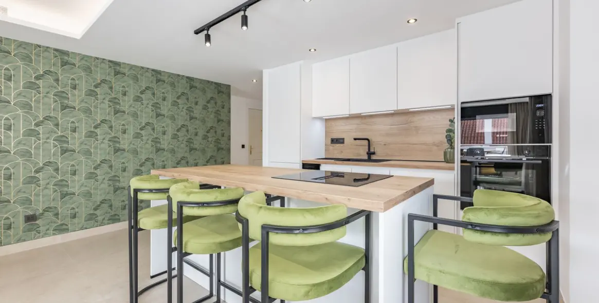 Sale of middle floor apartment in Nueva Andalucía 1