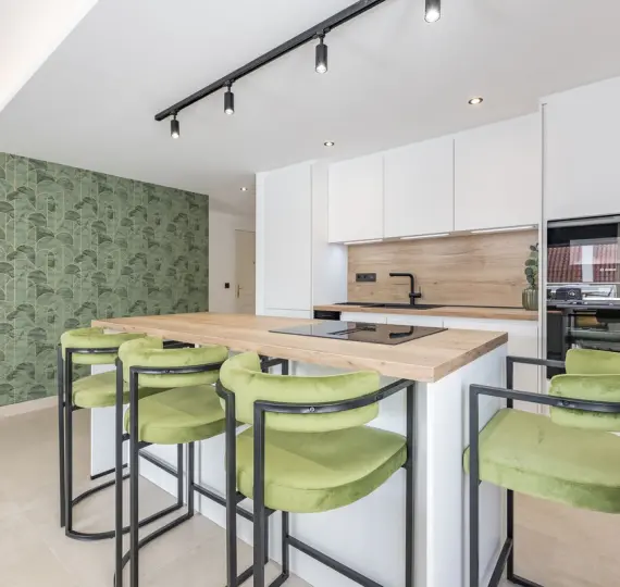 Sale of middle floor apartment in Nueva Andalucía