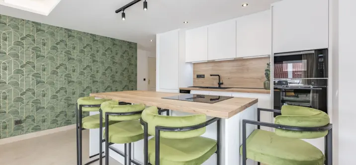 Sale of middle floor apartment in Nueva Andalucía 0