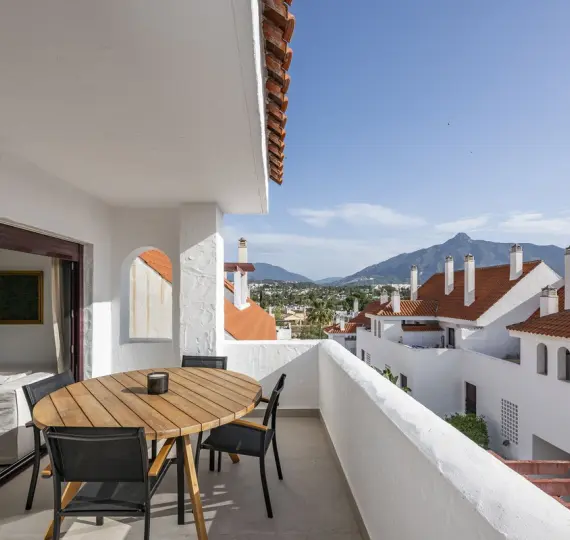 Sale of middle floor apartment in Nueva Andalucía