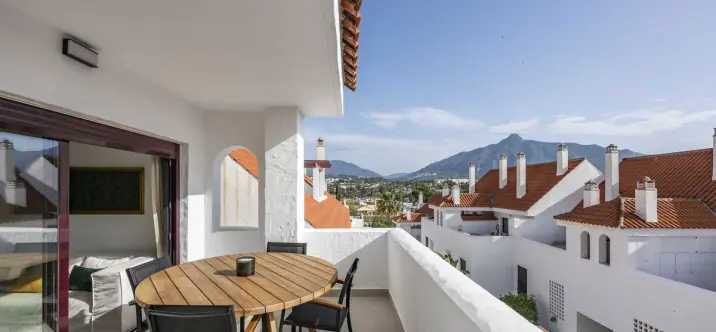 Sale of middle floor apartment in Nueva Andalucía 1