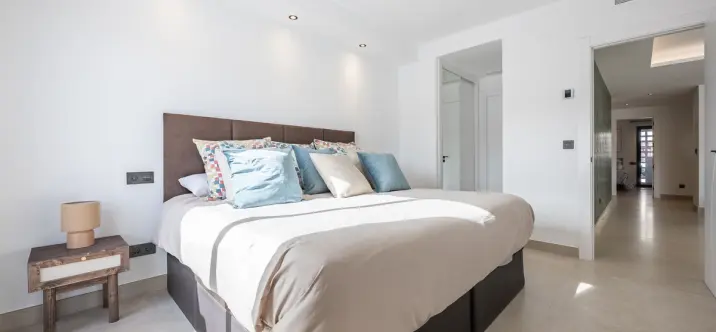 Sale of middle floor apartment in Nueva Andalucía 3