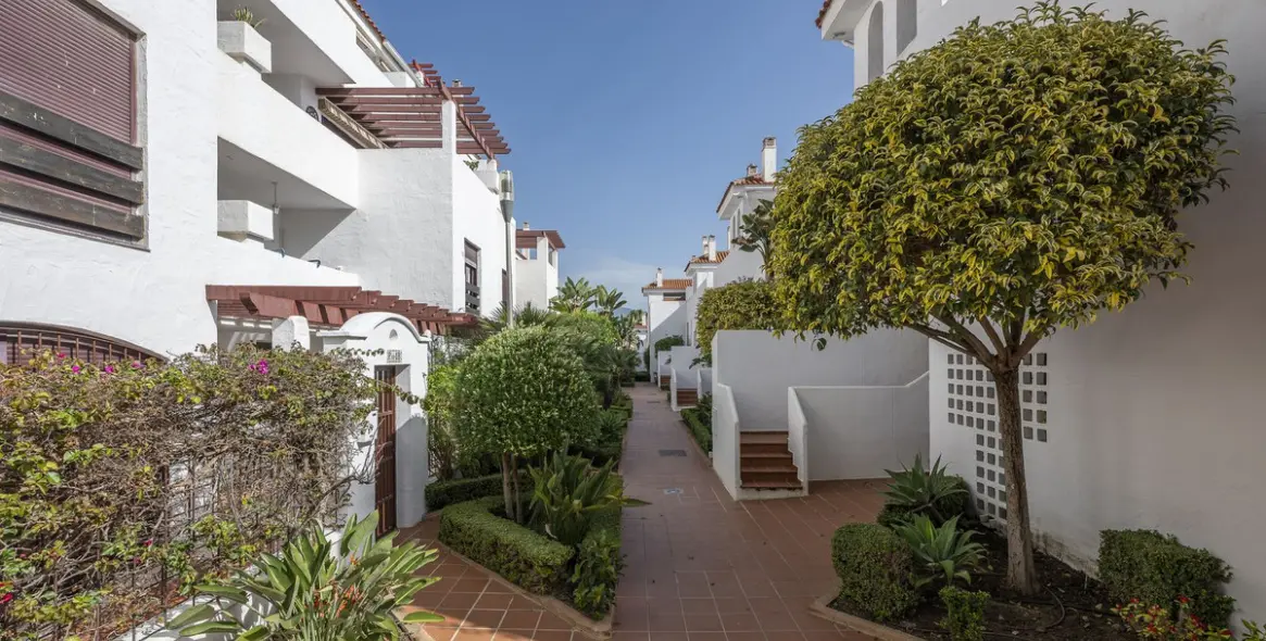 Sale of middle floor apartment in Nueva Andalucía 10