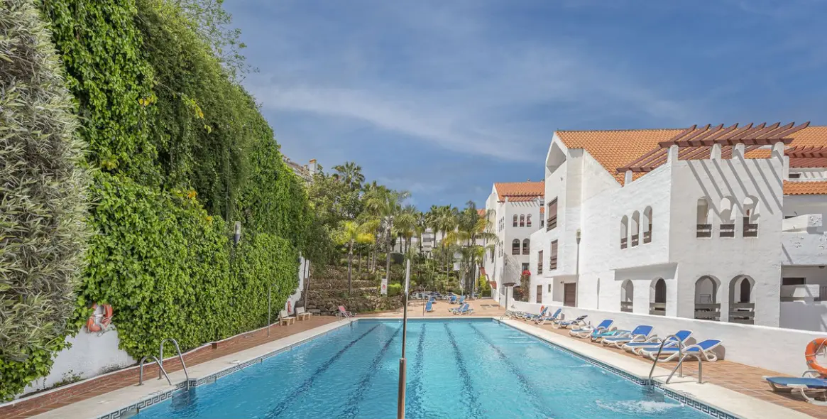 Sale of middle floor apartment in Nueva Andalucía 12