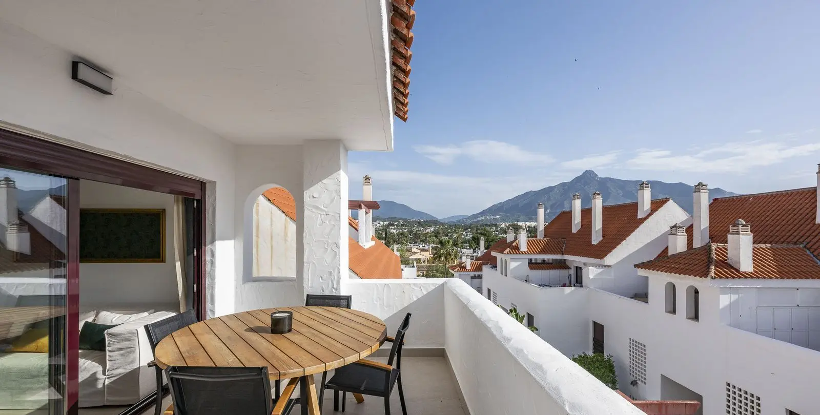 Sale of middle floor apartment in Nueva Andalucía 1
