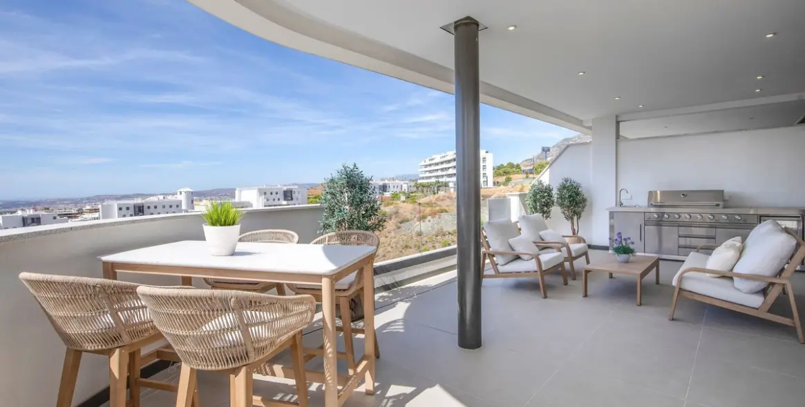 Продажа апартаментов на среднем этаже в Higueron 12