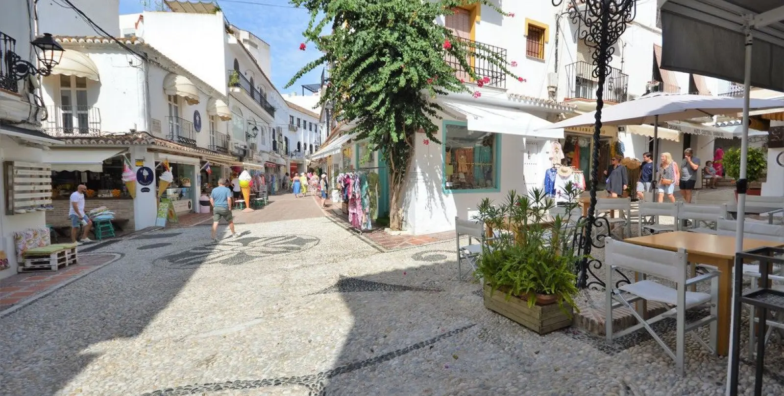 Sale of detached villa in Marbella 1