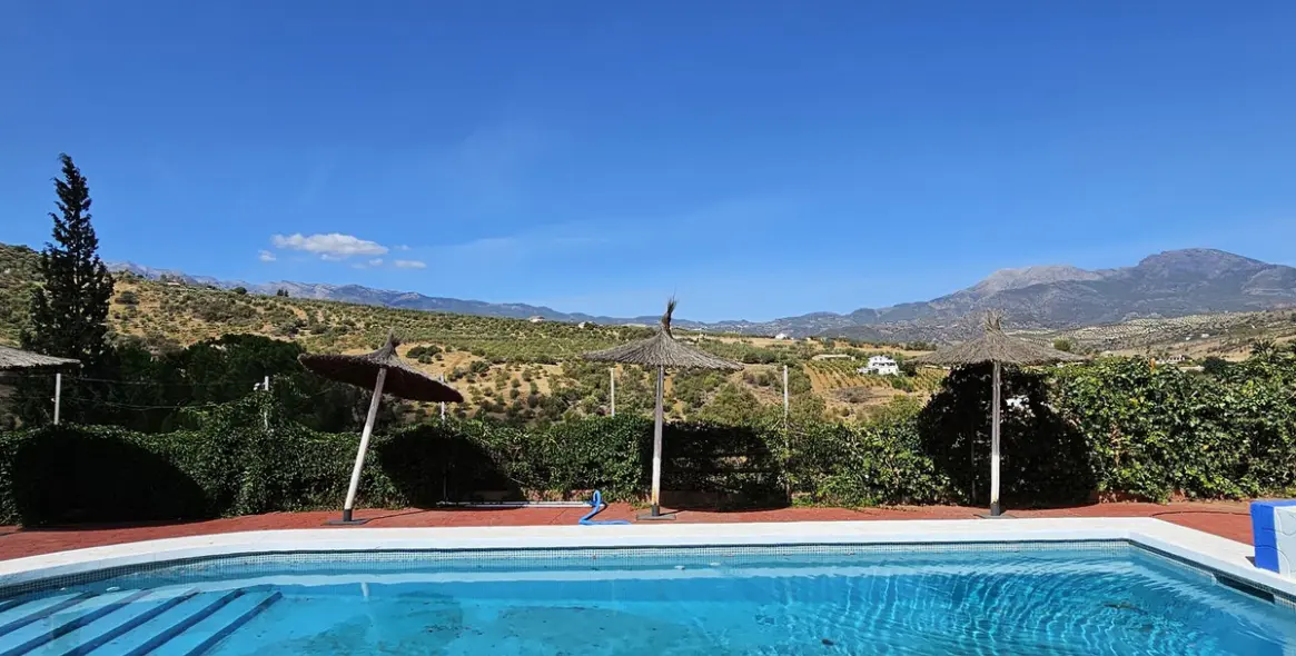 Sale of hotel in Guaro 1