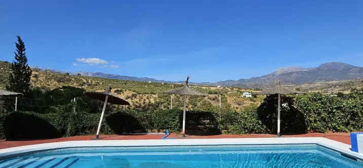 Venta de hotel en Guaro 0