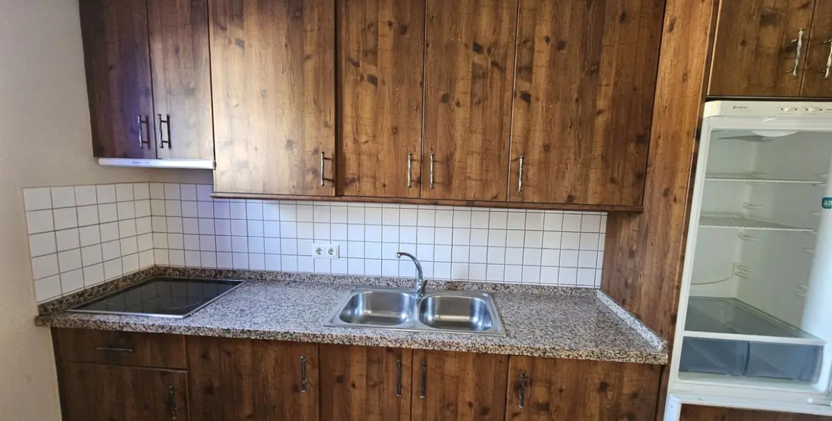 Sale of hotel in Guaro 9