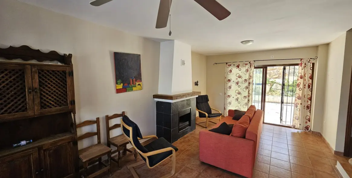 Sale of hotel in Guaro 10