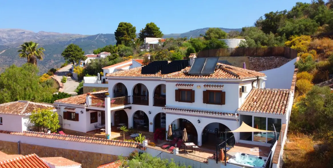 Sale of detached villa in Cómpeta 1