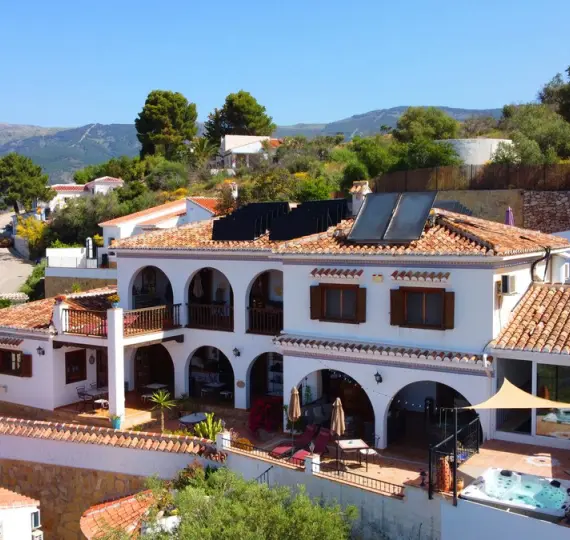 Detached villa R4774078