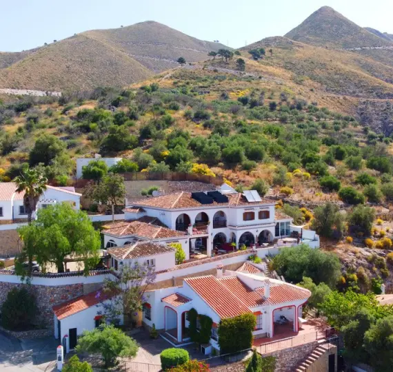 Detached villa R4774078