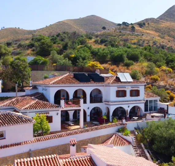 Detached villa R4774078