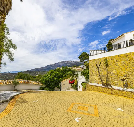 Detached villa R4774078