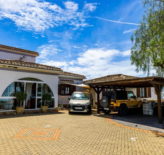 Detached villa R4774078