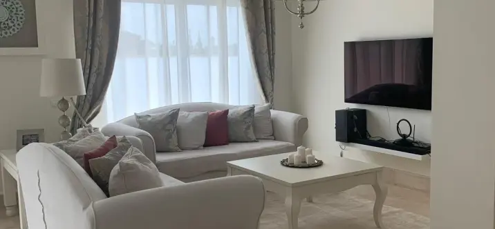 Продажа  отдельно стоящей виллы в San Roque 1