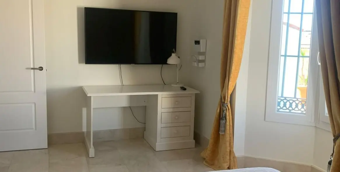 Продажа  отдельно стоящей виллы в San Roque 6