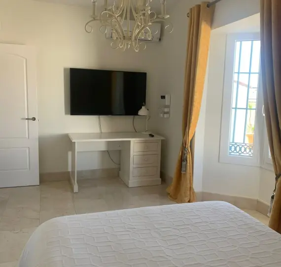 Продажа  отдельно стоящей виллы в San Roque