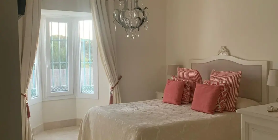 Продажа  отдельно стоящей виллы в San Roque 8