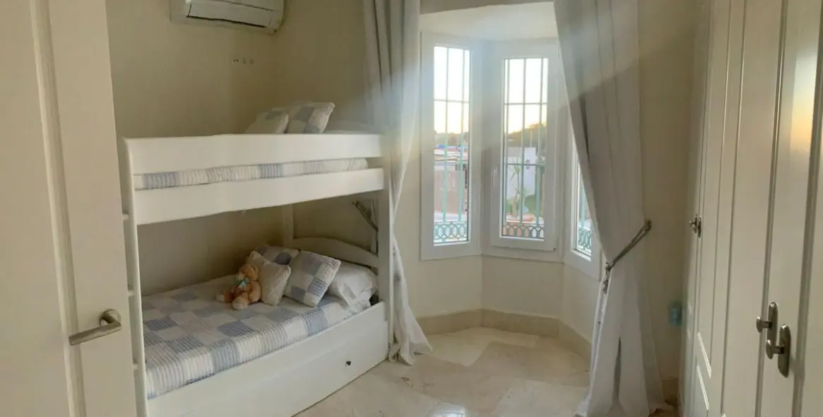 Продажа  отдельно стоящей виллы в San Roque 10