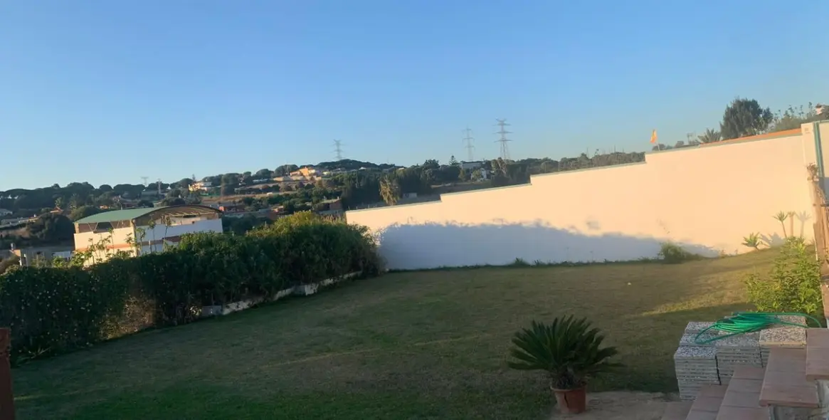 Продажа  отдельно стоящей виллы в San Roque 16