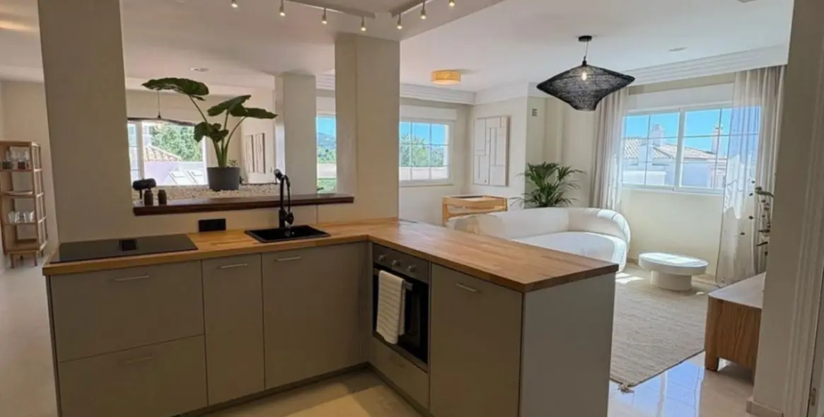 Sale of penthouse duplex in Río Real 3