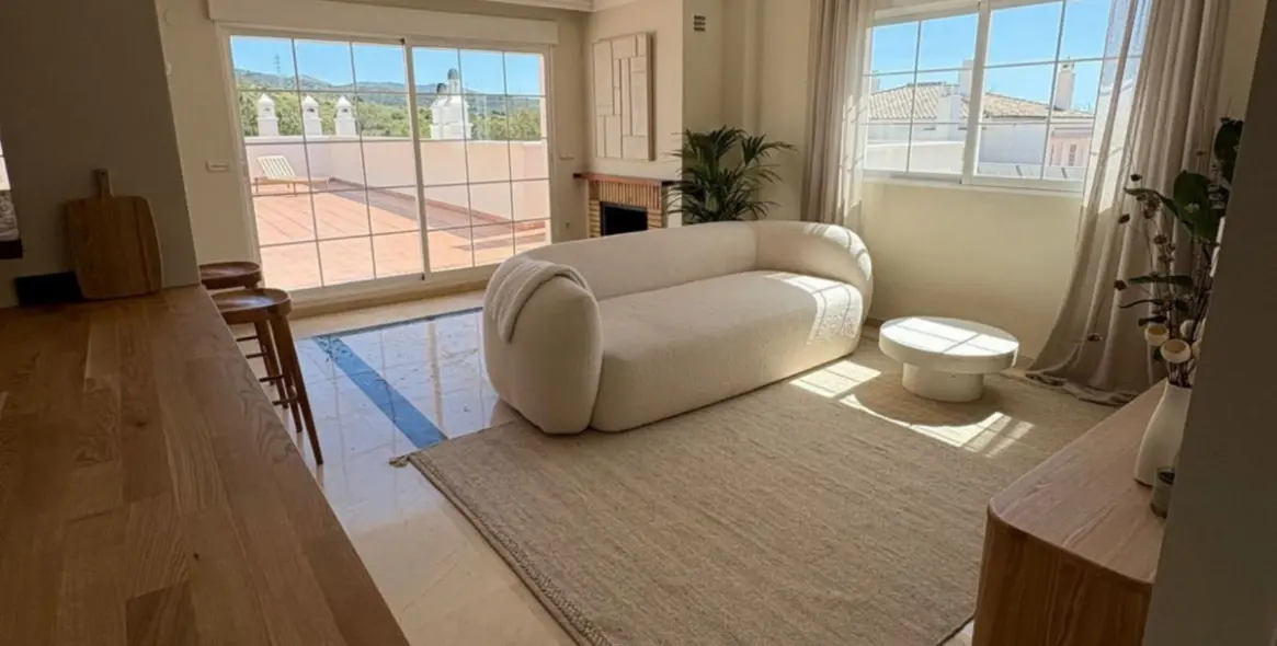 Sale of penthouse duplex in Río Real 4